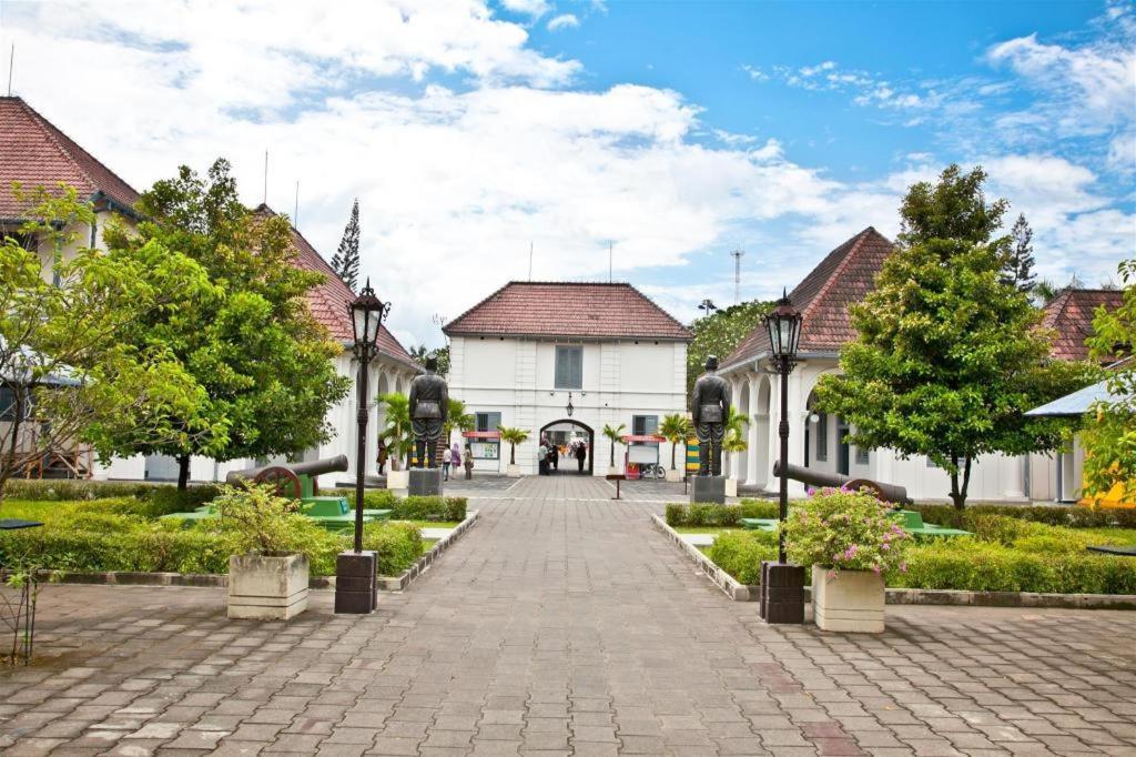 Oyo 91686 Triple S Hotel Malioboro Yogyakarta Exterior foto
